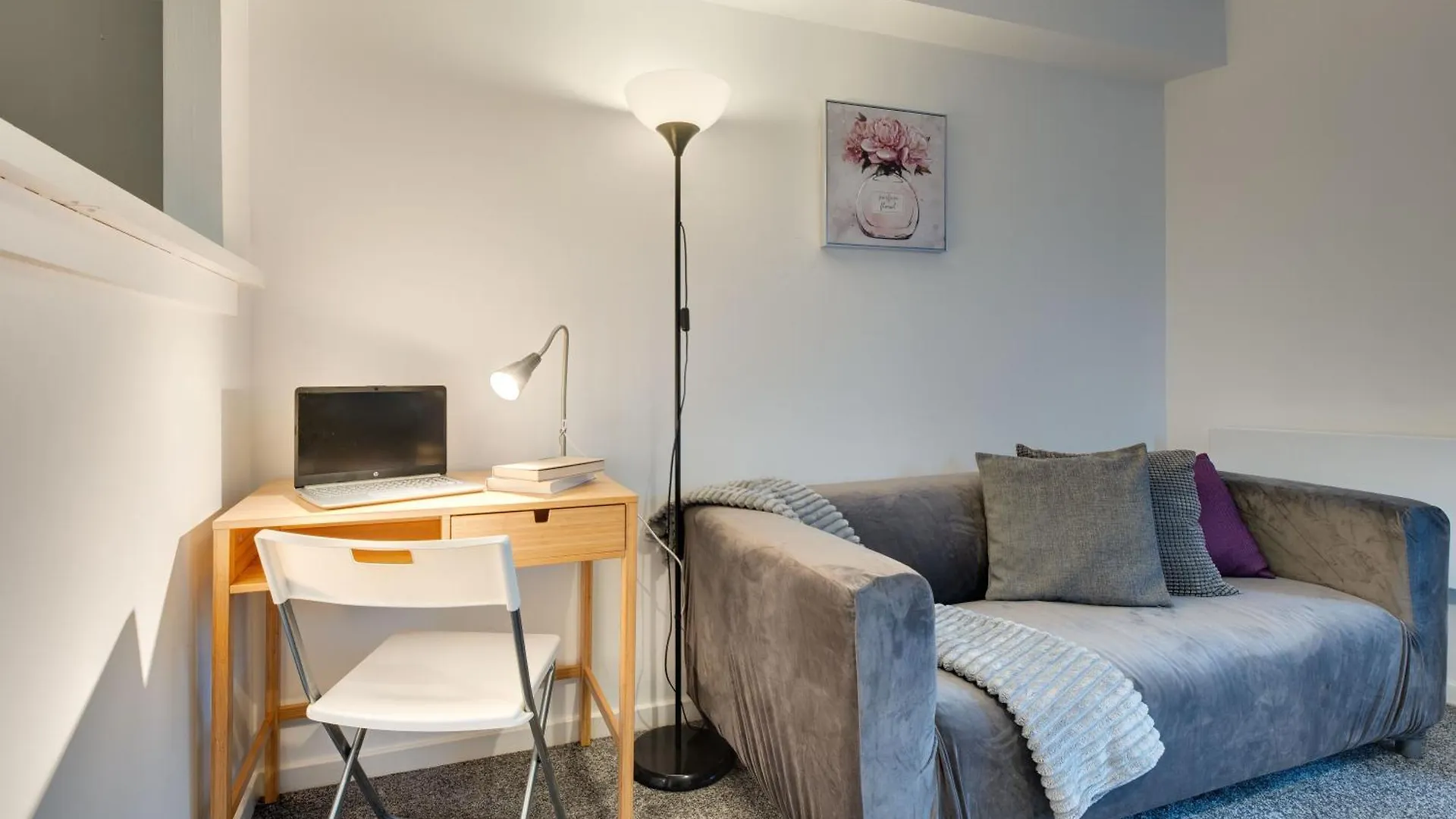 Central 3 Bedroom Apartment & Free Parking- Ideal 4 Long Stays Newcastle upon Tyne 0*,