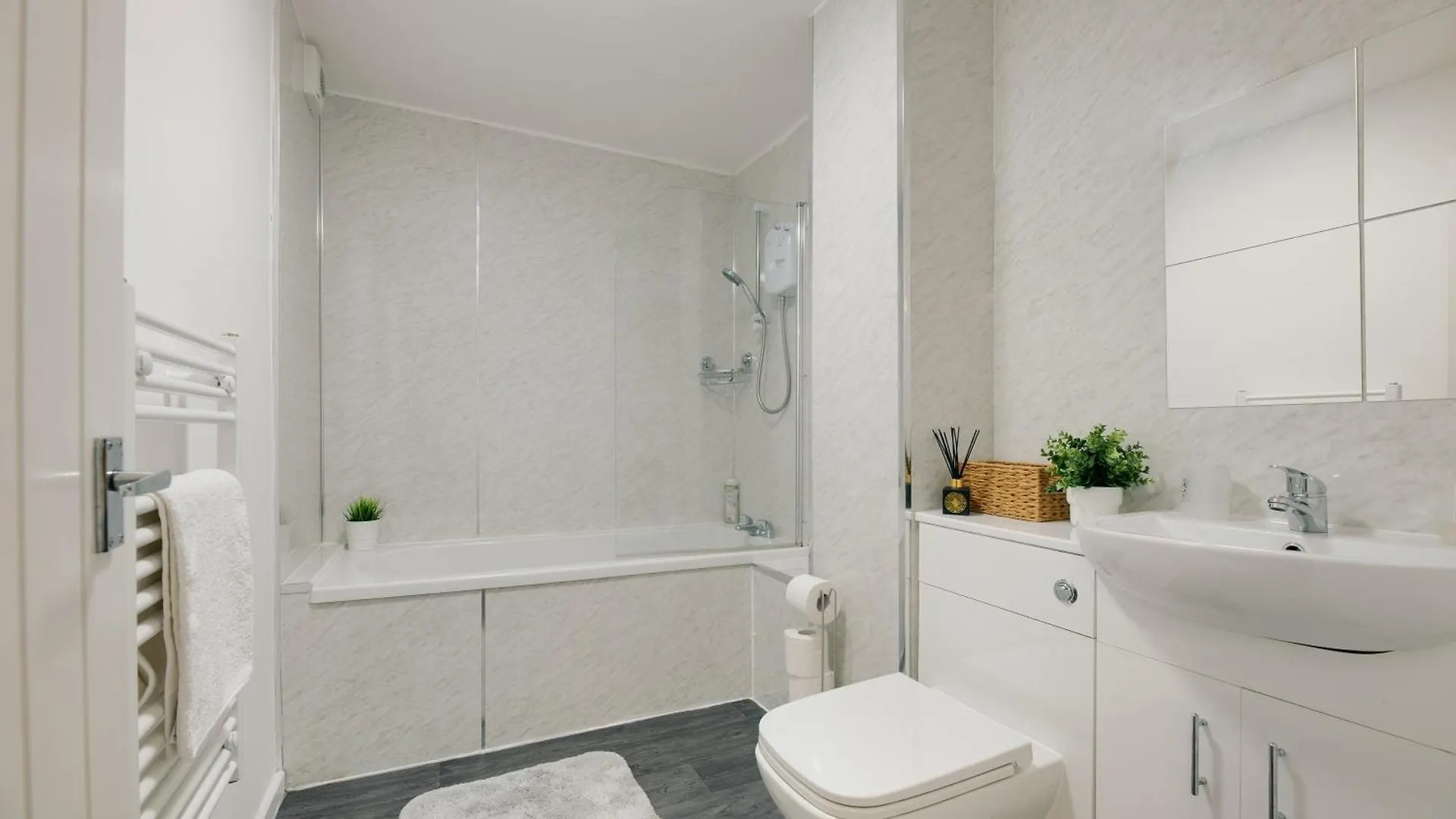 Central 3 Bedroom Apartment & Free Parking- Ideal 4 Long Stays Newcastle upon Tyne